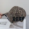 Detalle de gorra de béisbol con estampado de leopardo, bordado ROSE negro y bordes desgastados - Ajustable / Leopardo Caqui