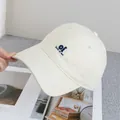 Detalle del bordado de letras en una gorra de algodón crema con visera ancha - Ajustable / Beige