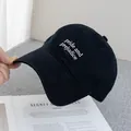Primer plano de gorra de algodón negro con bordado blanco de Pride and Prejudice - Ajustable / Negro