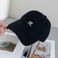 Detalle del bordado 3D blanco en gorra de béisbol de algodón negro con ala ancha - Ajustable / Negro
