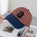 Detalle de gorra de béisbol a cuadros con bordado número 3 y visera azul marino - Talla Única(Ajustable) / Rojo Ladrillo a Cuadros