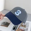 Detalle del número 3 bordado en cuadros con estrella en una gorra de béisbol gris - Talla Única(Ajustable) / Gris
