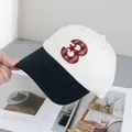 Detalle de la letra B bordada en rojo con tela de cuadros en gorra retro - Talla Única(Ajustable) / Beige