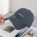 Detail van donkergrijze gewassen katoenen honkbalpet met wit Backing borduurwerk - Verstelbaar / donkergrijs