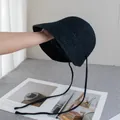 Dettaglio del cappello di paglia nero che mostra la trama intrecciata e i laccetti decorativi - M (56-58cm) / Nero