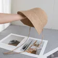 Dettaglio cappello di paglia con ricamo a V e lacci regolabili in stile retrò chic - M (56-58cm) / Kaki