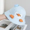 Detailansicht hellblaue Pinguin-Anglerhut für Kinder mit 3D-Fisch und orangefarbenem Schnabel - Verstellbar / Blau
