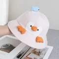 Detail eines rosa Kinder-Sonnenhutes mit Pinguin-Stickerei und kleiner blauer Fischpuppe - Verstellbar / Rosa