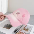 Dettaglio del cappellino rosa invecchiato con ricamo a gatto e visiera logora - Regolabile / Rosa