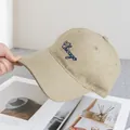 Detail einer khakifarbenen Baumwoll-Baseballkappe mit blauer Chicago-Stickerei am Schirm - Verstellbar / Khaki