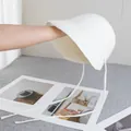 Dettaglio della trama intrecciata e del nastro di questo cappello a secchiello in paglia - M (56-58cm) / Crema