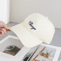Nahaufnahme der dunkelblauen Chicago-Stickerei auf cremeweißer Baumwoll-Baseballkappe - Verstellbar / Gebrochenes Weiß