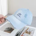 Dettaglio del cappellino in cotone azzurro con ricamo di gatto e testo Pretty Nice - Regolabile / Blu