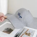 Detailansicht der Chicago-Stickerei auf einer hellgrauen Baseballkappe aus Baumwolle - Verstellbar / Grau