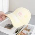 Dettaglio cappello da baseball giallo invecchiato con ricamo gatto rosa e scritte - Regolabile / Giallo