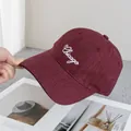 Detailansicht der weinroten Baseballkappe mit Chicago-Stickerei und verstärktem Schirm - Verstellbar / Burgunderrot