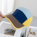 Detailaufnahme der mehrfarbigen 5-Panel-Campingmütze mit hochwertiger Nylontextur - Verstellbar / Marineblau Mit Kaffeeschirm