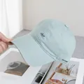 Primer plano de gorra de béisbol de algodón azul claro con bordado Act y EST 1938 - Ajustable / Verde