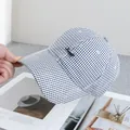 Dettaglio del cappellino a scacchi blu e bianchi con ricamo di lettere nere - Regolabile / Nero