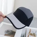 Nahaufnahme der Five-Panel-Outdoor-Kappe mit Farblock-Design und schnelltrocknendem Stoff - Verstellbar / Schwarz mit grauer Krempe
