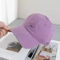 Detalle de gorra de algodón púrpura con bordado azul 'Art' y costuras laterales - Ajustable / Morado