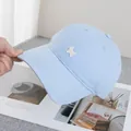 Detailansicht der feinen weißen Hundestickerei auf einer hellblauen Baumwoll-Baseballkappe - Blau