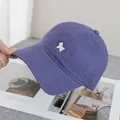 Nahaufnahme der violetten Baumwoll-Basecap mit detaillierter weißer Tierstickerei - Lila