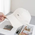 Detalle del bordado Art en gorra de algodón crema con costura de EST 1994 - Ajustable / Beige