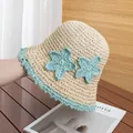 Dettaglio del cappello di paglia fatto a mano beige con bordo blu all'uncinetto e stelle - Regolabile / Beige (Bordo Verde)