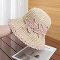 Dettaglio cappello di paglia con stelle rosa all'uncinetto e bordo in pizzo ondulato - Regolabile / Beige (Bordo Rosa)