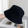 Détails de bordure déchirée sur un chapeau bob en coton noir avec un large bord - Réglable / Noir