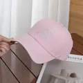 Détail d'une casquette rose avec broderie d'animaux bleus et bord incurvé de haute qualité - Réglable / Rose