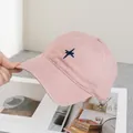 Detailaufnahme der rosa Baumwollkappe mit blauer Sternstickerei und Mehrfachnähten - Verstellbar / Rosa