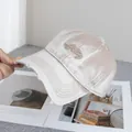 Dettaglio ravvicinato del berretto di velluto beige con ricamo History e visiera usurata - Regolabile / Cachi