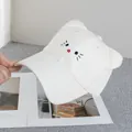 Dettaglio del cappellino in cotone bianco con orecchie di gatto 3D e ricami del viso felino - Taglia Unica(Regolabile) / Bianco avorio