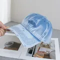 Dettaglio del cappellino vintage blu lavato con ricamo 3D History e fori di usura - Regolabile / Azzurro
