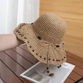 Dettaglio di cappello in paglia intrecciato a mano con perline di legno e fiocco - Regolabile / Cachi