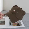 Dettaglio del ricamo a orecchie di gatto e visiera curva sul berretto marrone - Taglia Unica(Regolabile) / Caffè