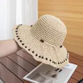 Dettaglio del cappello di paglia fatto a mano con perle decorative in legno marrone scuro - Regolabile / Beige