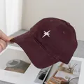 Gros plan d'une casquette bordeaux avec broderie étoile blanche et coutures soignées - Réglable / Bordeaux