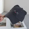 Dettaglio dei baffi di gatto ricamati e delle orecchie 3D sul cappellino di cotone nero - Taglia Unica(Regolabile) / Grigio scuro