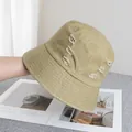 Détails des trous usés et du tissu en coton sur ce chapeau de pêcheur à large bord - Réglable / Khaki Clair