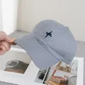 Détail de la broderie étoile croisée sur une casquette de baseball en coton bleu clair - Réglable / Gris clair