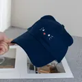 Dettaglio del design con orecchie di gatto e ricamo di alta qualità sul berretto blu navy - Taglia Unica(Regolabile) / Blu navy