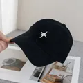 Détail de la broderie étoile blanche sur une casquette de baseball noire en coton - Réglable / Noir