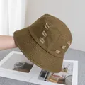 Détail du bob en coton kaki avec finitions trouées et coutures renforcées sur le bord - Réglable / Café