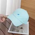 Dettaglio del cappellino da baseball azzurro ad asciugatura rapida con ricamo S e prese d'aria - Regolabile / Verde Lago