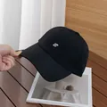 Dettaglio del cappellino da baseball nero con ricamo S bianco e cuciture rinforzate - Regolabile / Nero