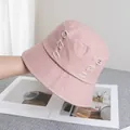 Détail du chapeau bob en coton rose pâle avec trous usés et bord large de style décontracté - Réglable / Rose