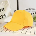 Vista dall'alto di un cappellino da baseball giallo brillante su sfondo lifestyle minimalista - Giallo